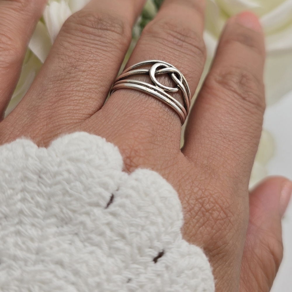 ๐ฅฐ KNOTTED LOVE RING - Picture 4 of 5